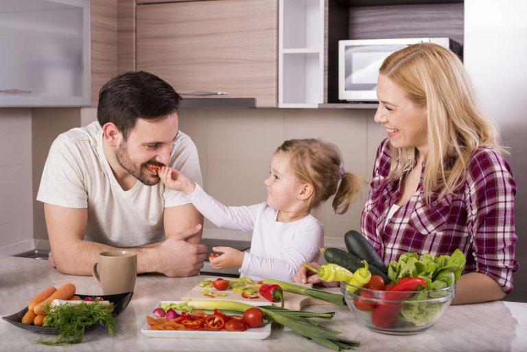 Obiceiurile bune încep devreme: 7 motive pentru a-ți implica copiii în bucătărie
